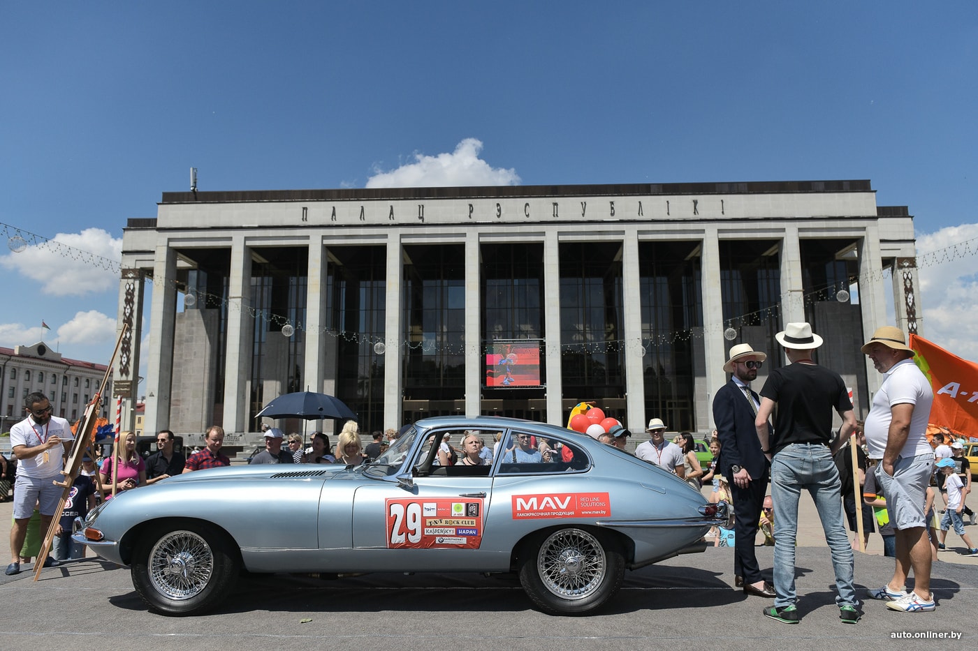 Назад в прошлое. По Минску проехались десятки классических авто