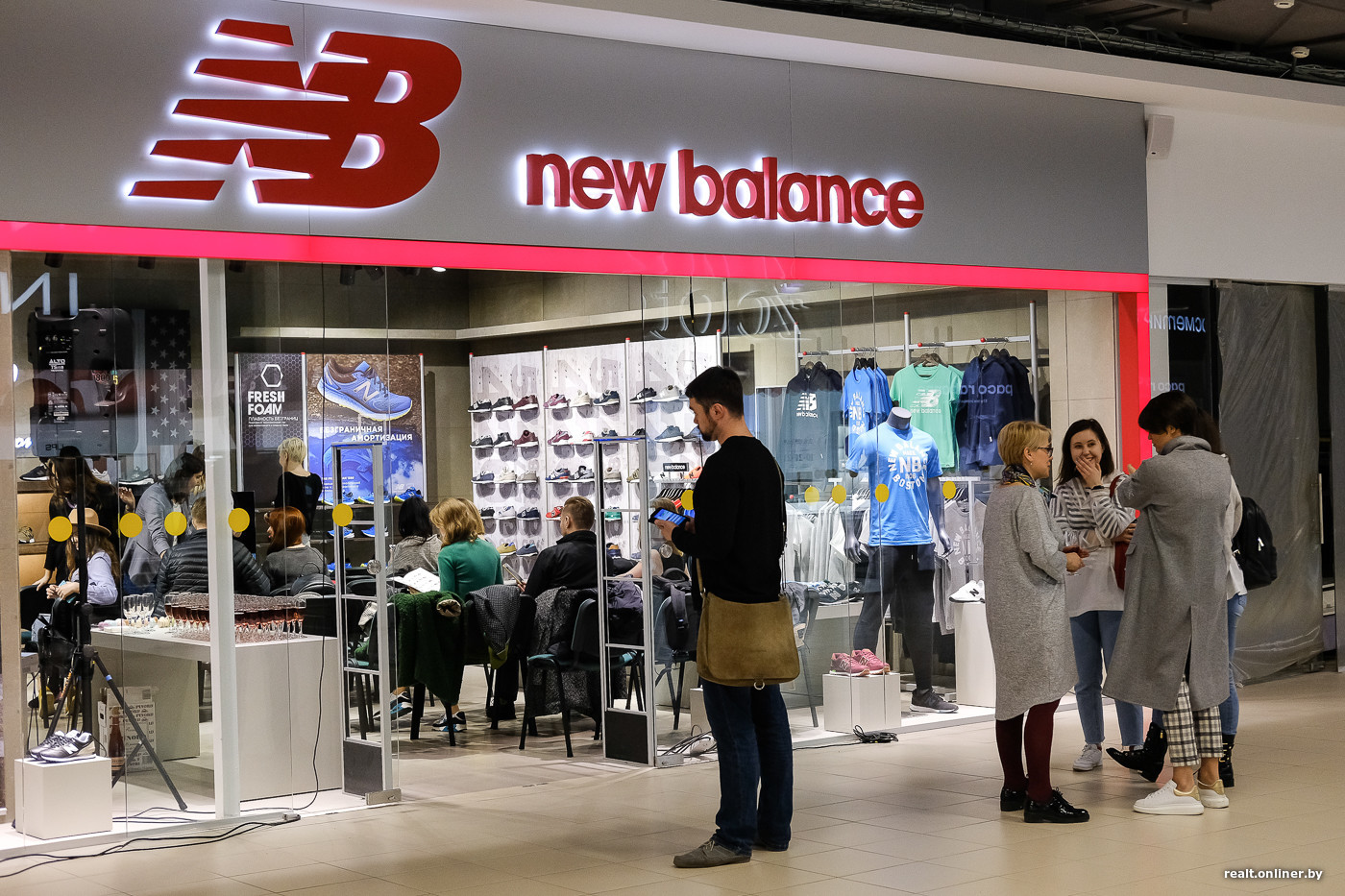 New balance shopping. New Balance Outlet белая дача. New Balance магазин. Витрина New Balance. New Balance мега белая дача.