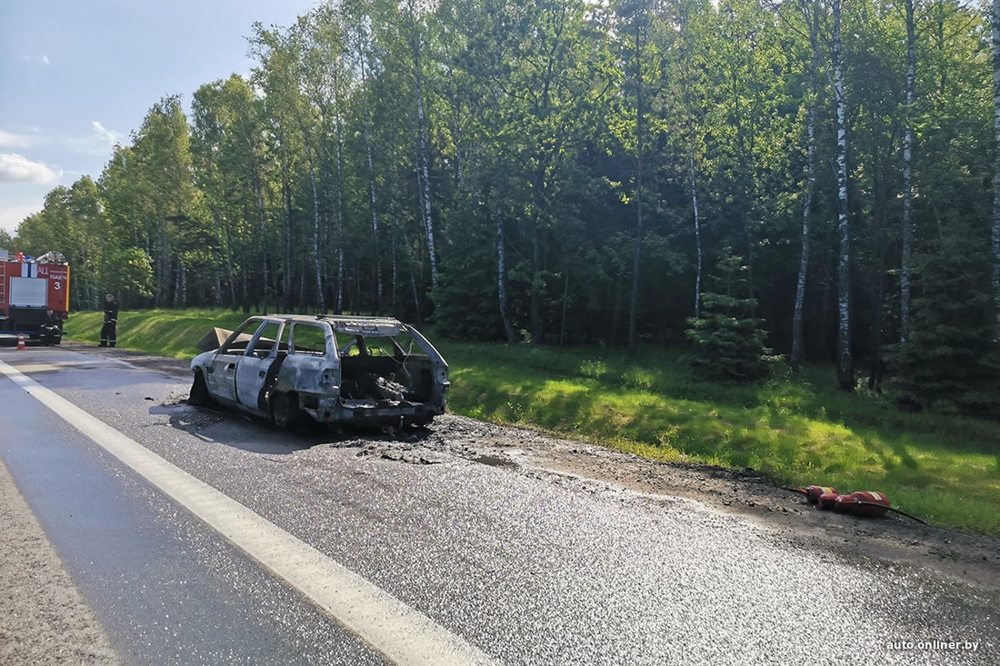 На одной стороне трассы М2 сгорел Citroen, а на другой — массовое ДТП