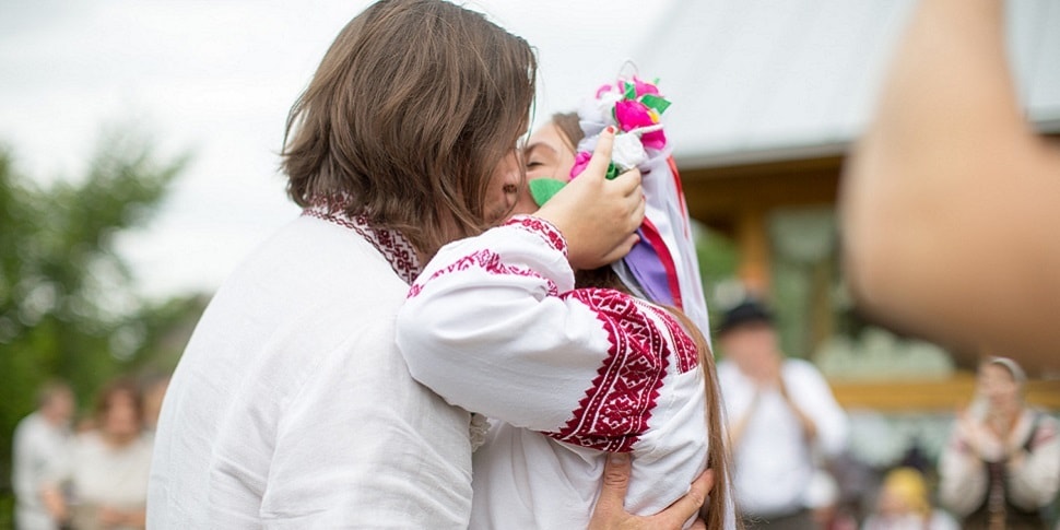 Як немэйнстрымна адсвяткаваць вяселле? Паказалі ў глыбіні Белавежскай пушчы (видео)