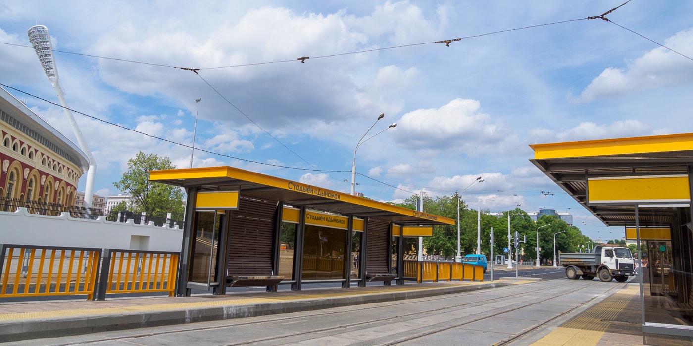 Перед трамвайной остановкой. Трамвайная остановка. Трамвайные остановки в Европе. Современные трамвайные остановки. Современная остановка трамвая.