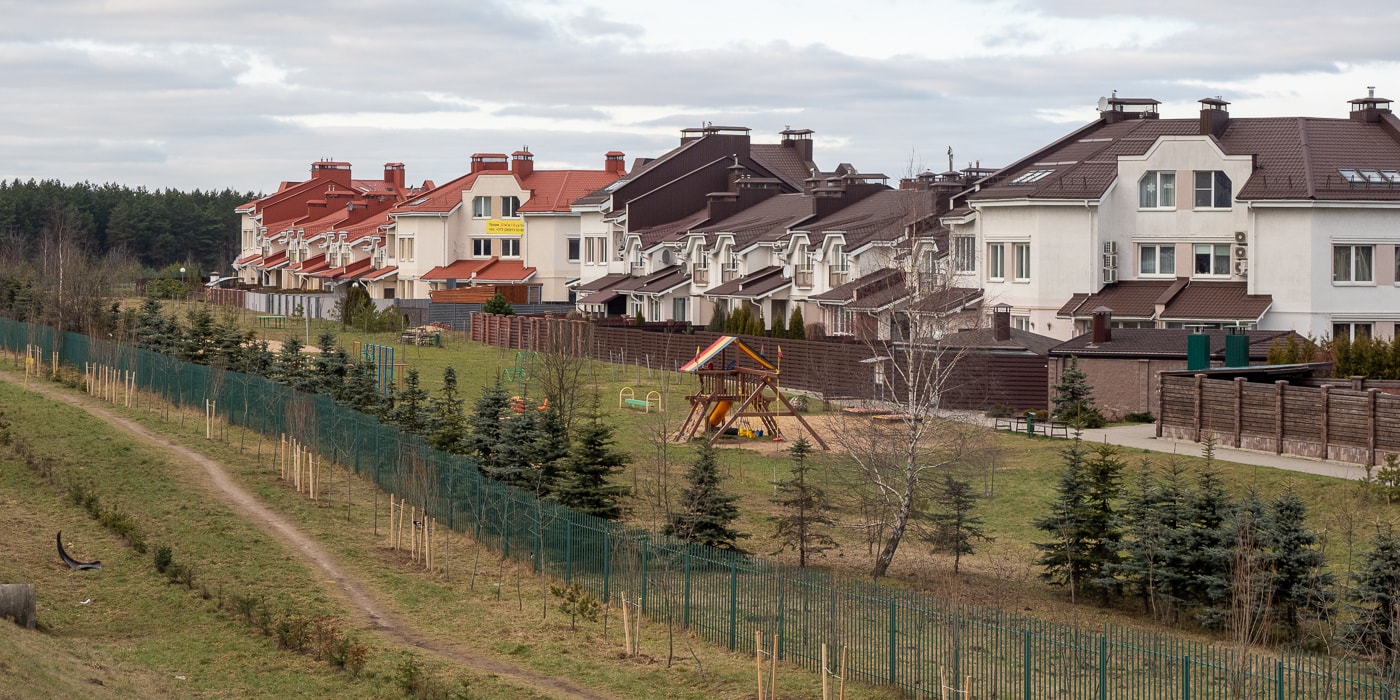 Пригороды минска фото Что не так с поселком таунхаусов в пригороде Минска?