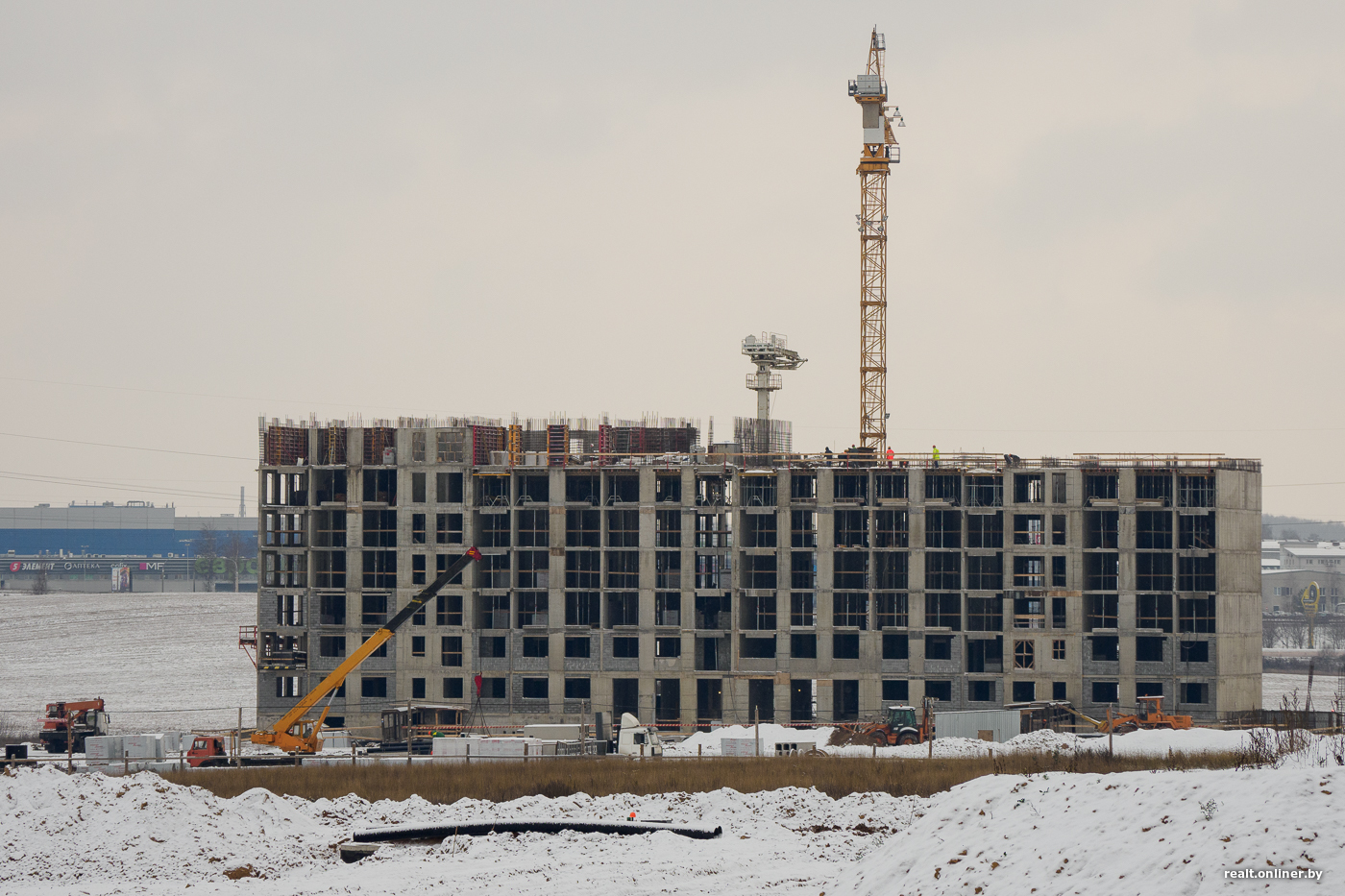 Будет новый «город в городе»? Что за дом растет посреди полей в Сухарево