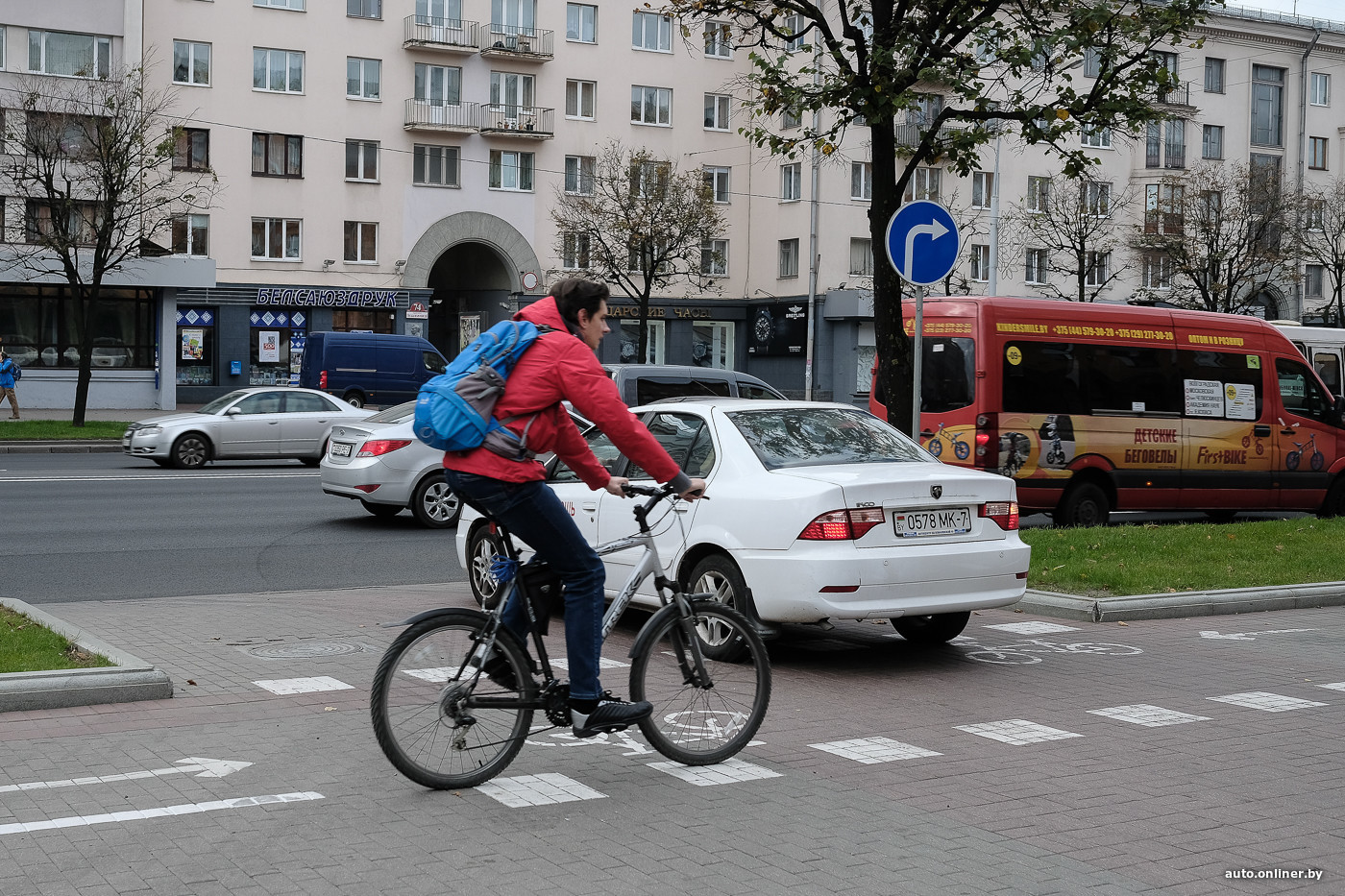 Велосипедисты на тротуаре. Велосипедист на дороге. Велобезопасность. Уступают водители или велосипедисты. Велосипед водитель жакет.