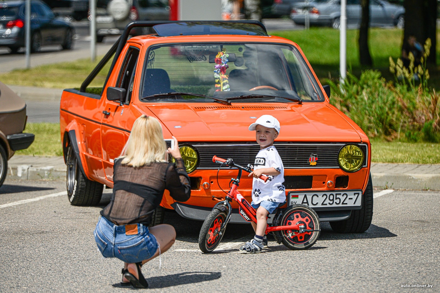 Volkswagen приглашает друзей: «Атлант-М Уручье» собрал все поколения  легендарных моделей