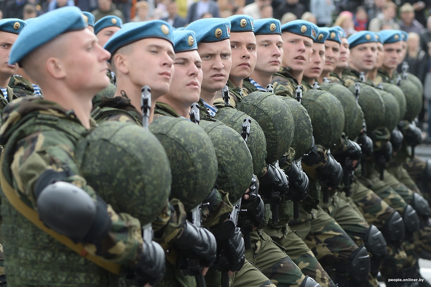 Армейский в минске. Белорусские военные. Белорусские солдаты. Беларусь армия на параде. Солдаты белорусской армии.