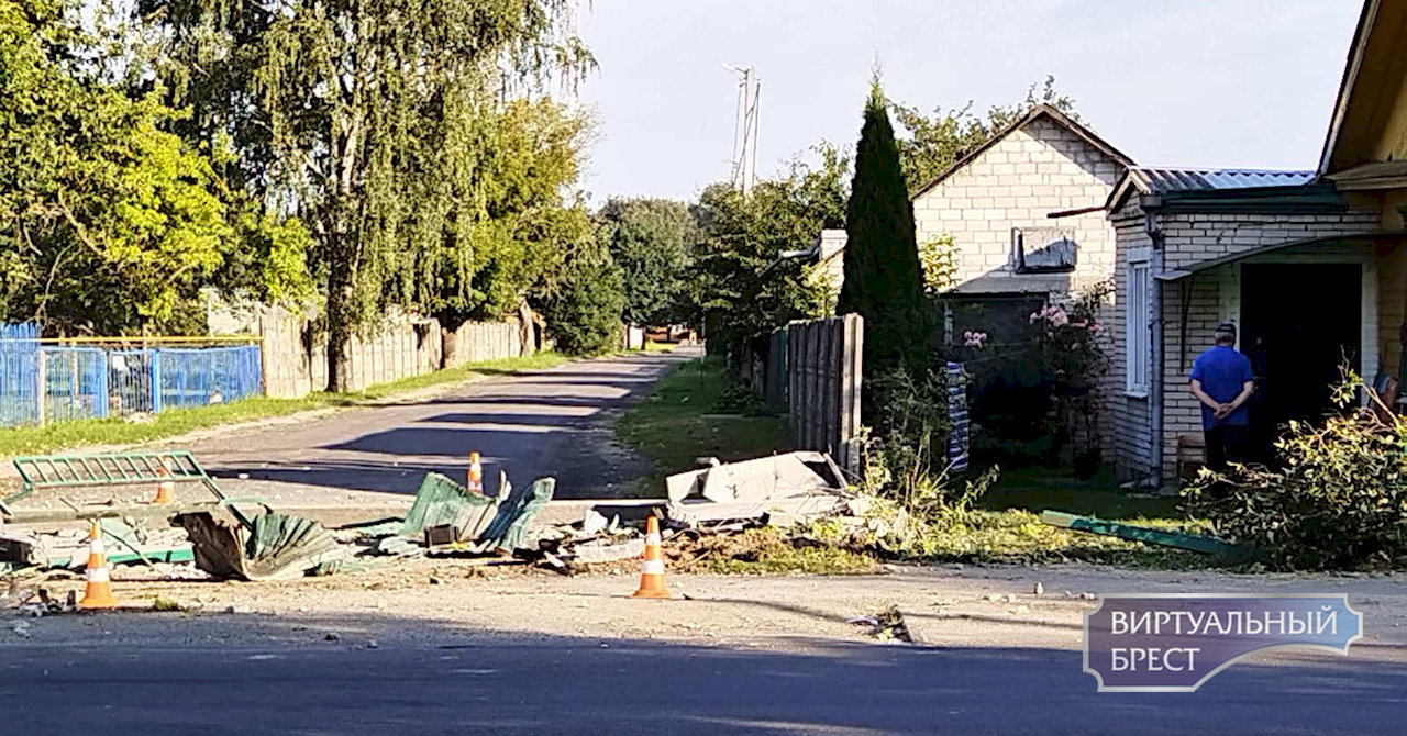 Ночь, улица, бетонный забор, автомобиль. В Барановичах случилось серьезное  ДТП