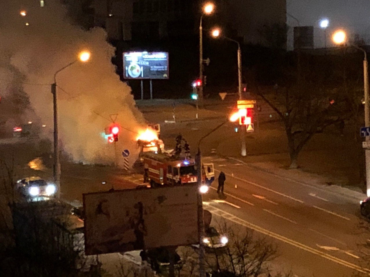 На улице Беды в Минске во время движения загорелась машина