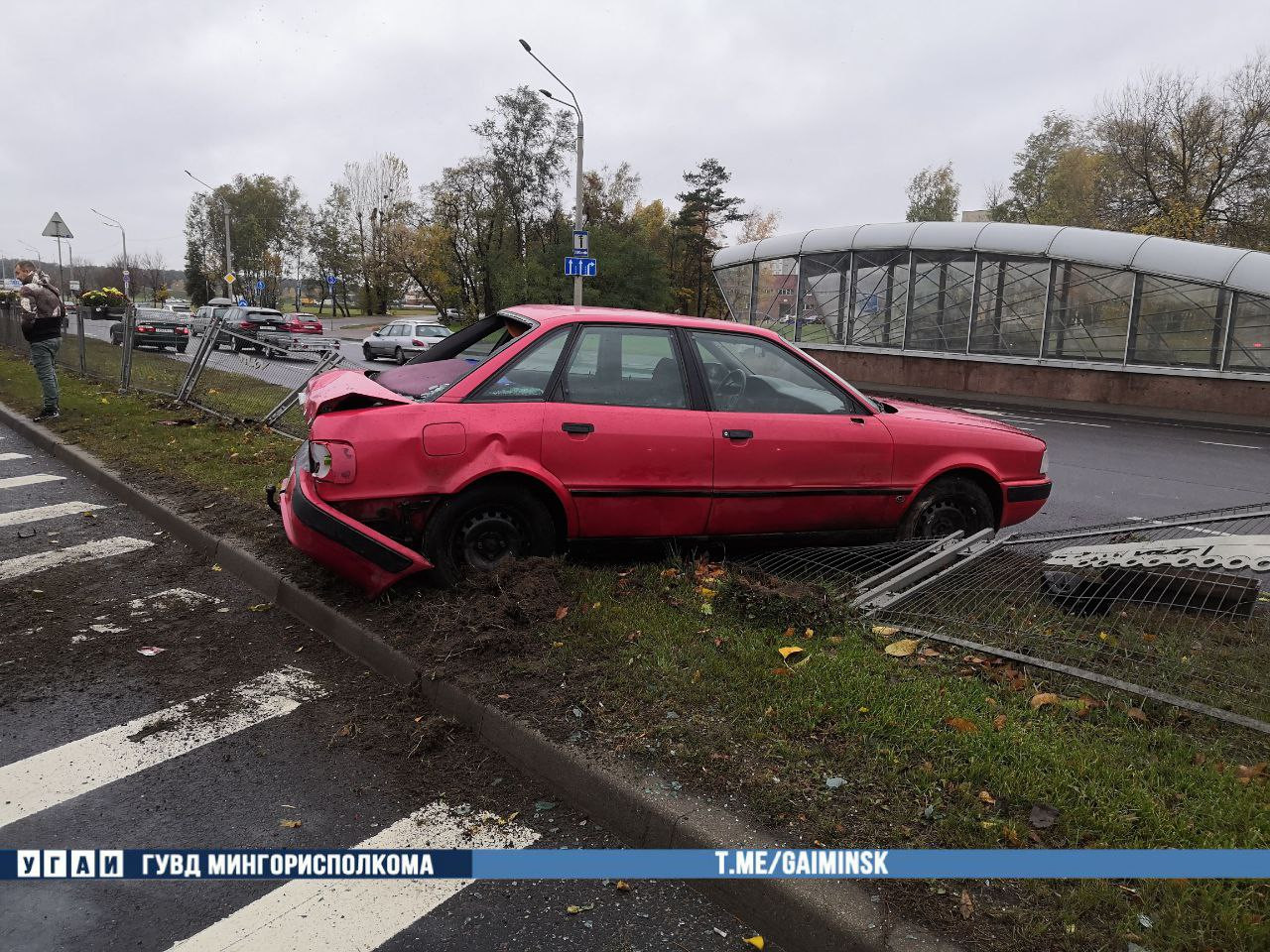 Серьезная авария на Партизанском проспекте: Audi пробила ограждение.  Появилось видео