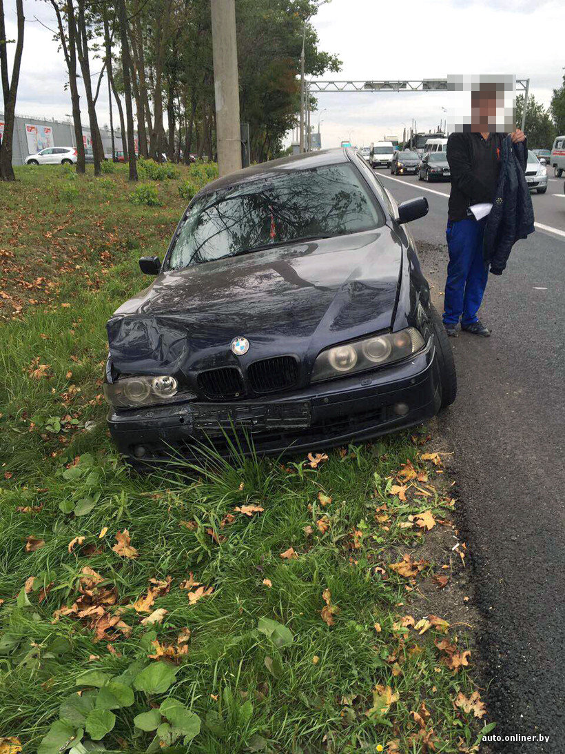 Пьяный водитель BMW врезался в Toyota Yaris и попытался скрыться