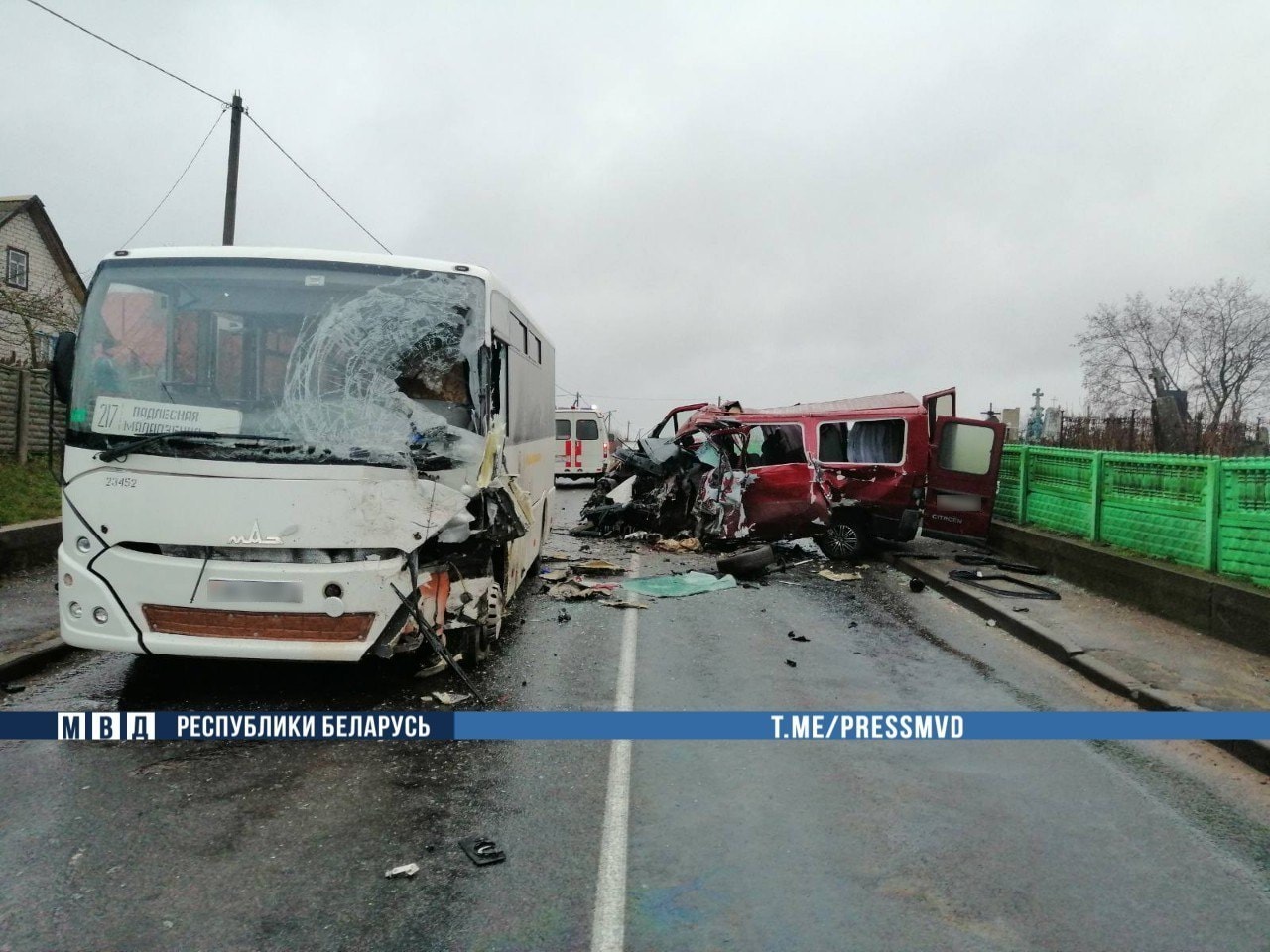 МАЗ столкнулся с микроавтобусом возле Молодечно