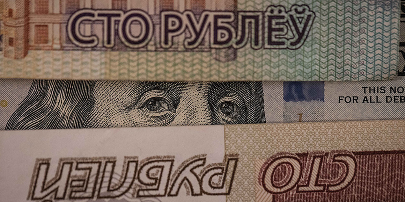 Российский рубль бьет рекорды, а доллар не успевает за ним. Объясняем, что происходит