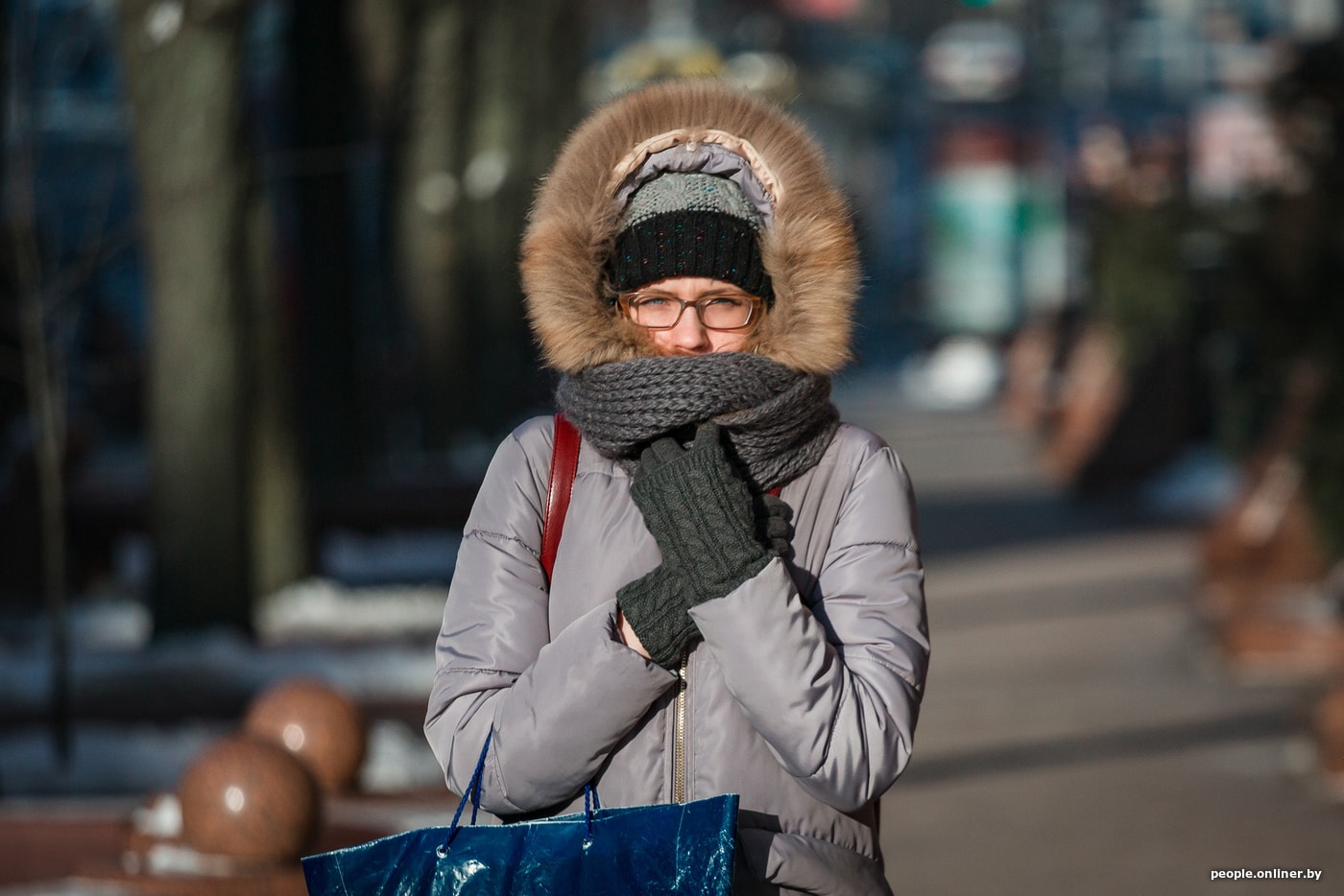 Болеем можно ли на улицу. Куртки на распашку шапка на бекрень. Ккуртки на распашку шапки на бегрень. Люди на улицах Минска зима. Возможно ли заболеть от холода.
