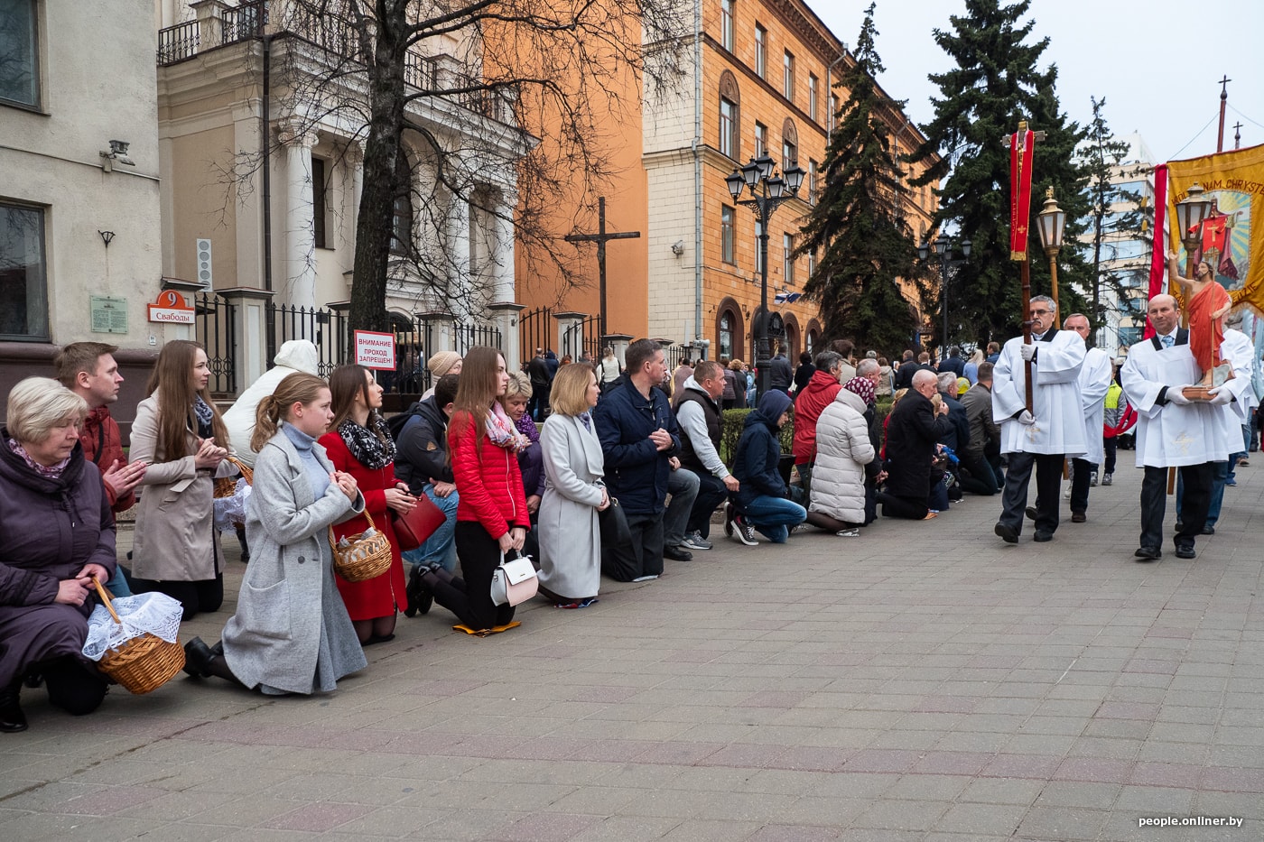 Какое сегодня католическое. Пасхальное Воскресение у католиков. Культурное воскресенье. Католик бай. Католическая Пасха в Бресте видео.