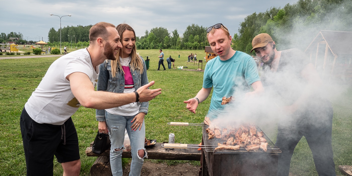 В каких парках можно жарить шашлыки. Шашлыки в парке. Шашлыки в парках. Шашлычники в парке. Парк для шашлыков.