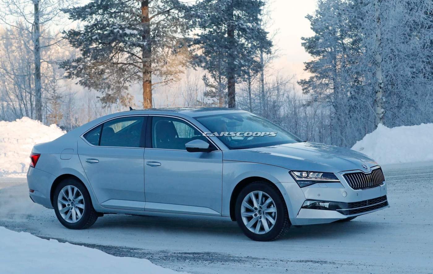 Skoda Superb готов к обновлению. Найдете отличия?