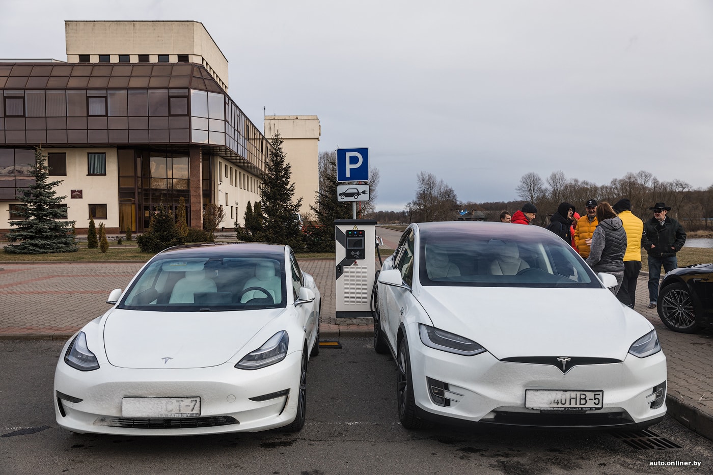 На Tesla до Бреста. Владельцы электрокаров против скептика