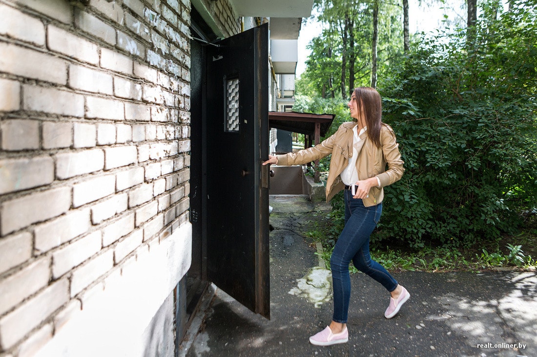 Возле двери. Девушка около двери. Открытые двери в здание. Человек около двери.