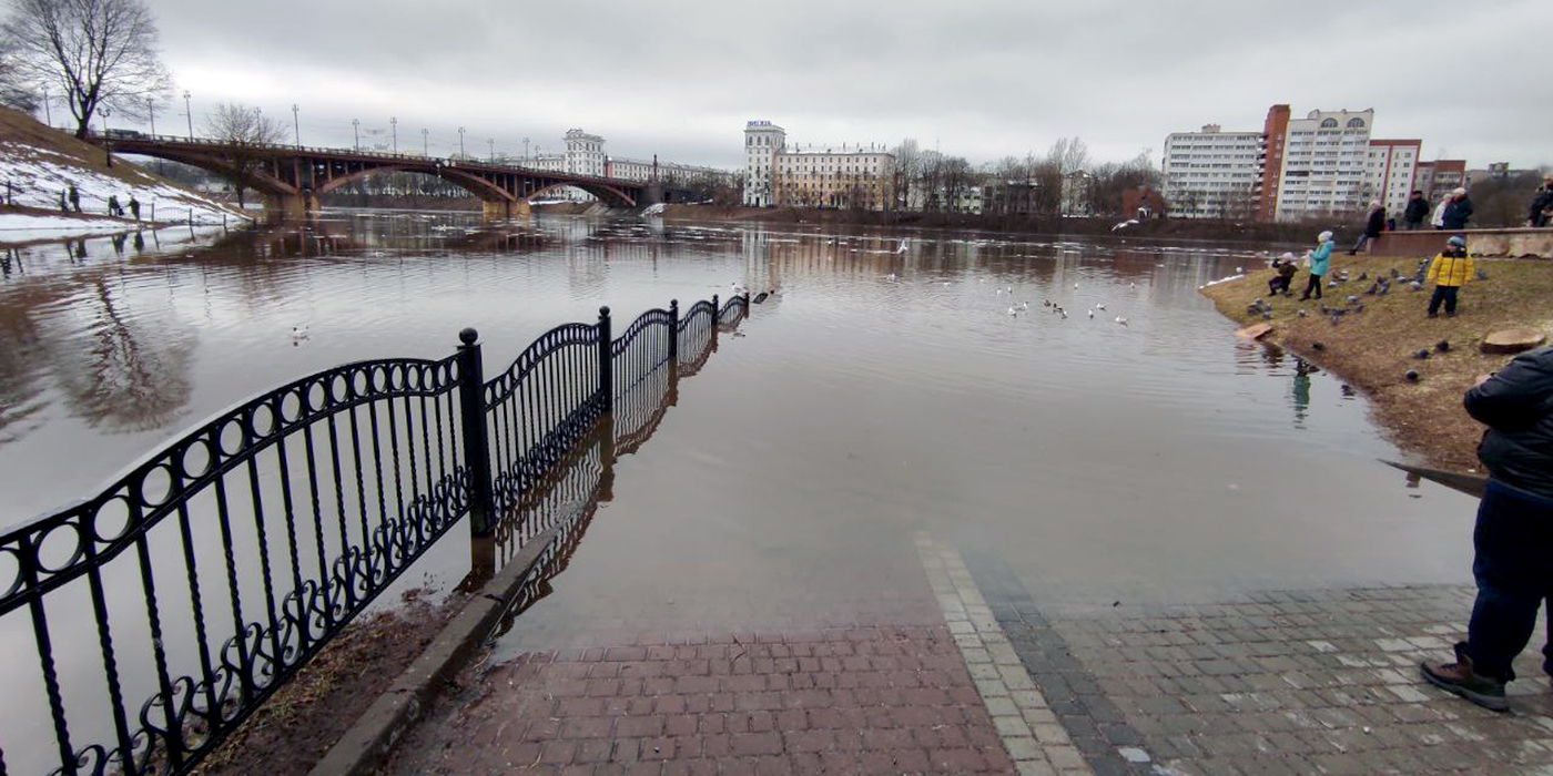 Уровень воды в западной двине. Река Западная Двина в Полоцке Беларусь. Потоп Витебск. Паводок. Наводнение в Витебске.