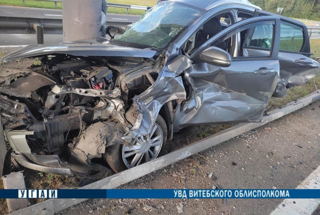 На М1 Lada Vesta врезалась в опору путепровода. Погибла женщина