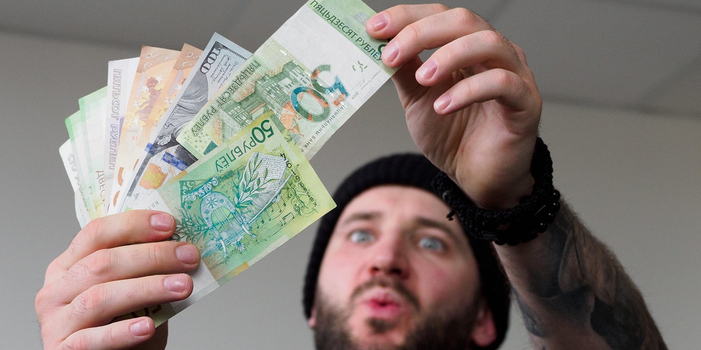 3 доллара в белорусских. Белорусский доллар. Люди с белорусскими деньгами. Белорусский рубль к доллару. Повышение зарплаты.