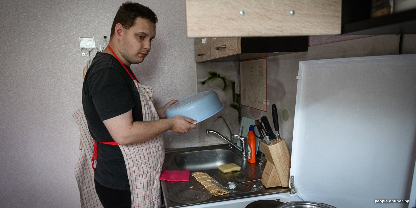 «Быть максимально самостоятельными». Опыт жизни в квартире сопровождаемого проживания (видео)