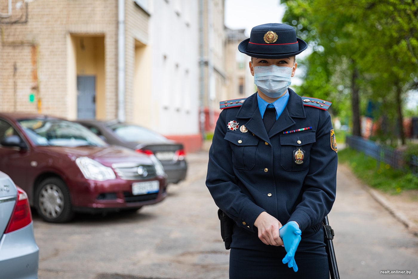 Милиция ходит с проверкой по квартирам минчан с COVID-19. Фоторепортаж