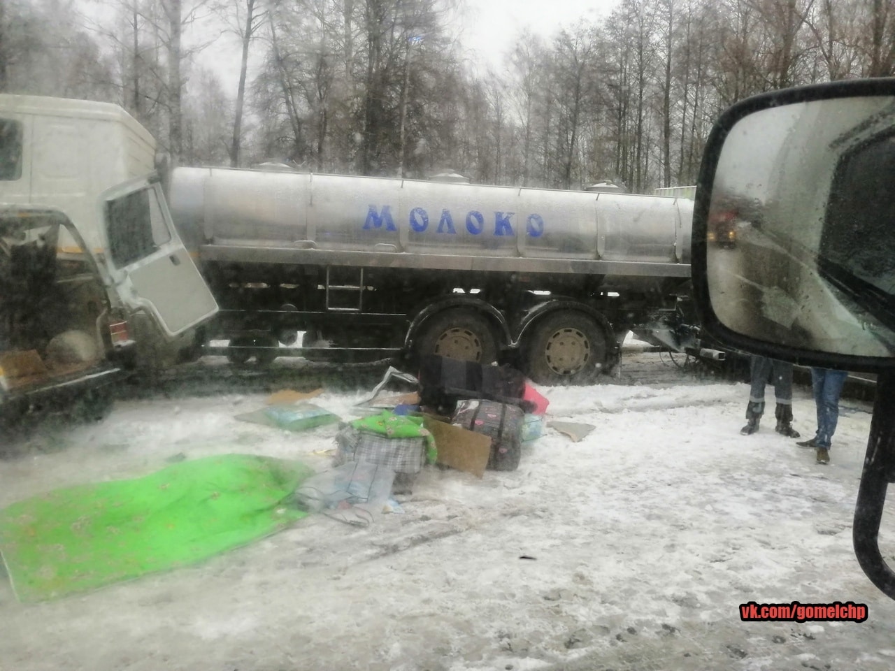 Микроавтобус на заснеженной дороге вылетел под молоковоз. Сообщается о пяти  погибших женщинах