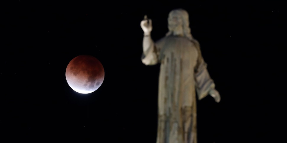 その夜、空に「ブラッドムーン」が現れた。彼女の写真を評価する