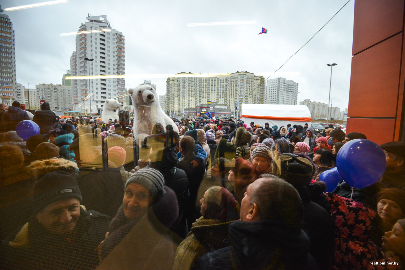 Сотни посетителей: в Каменной Горке открылся гипермаркет «Евроопт»