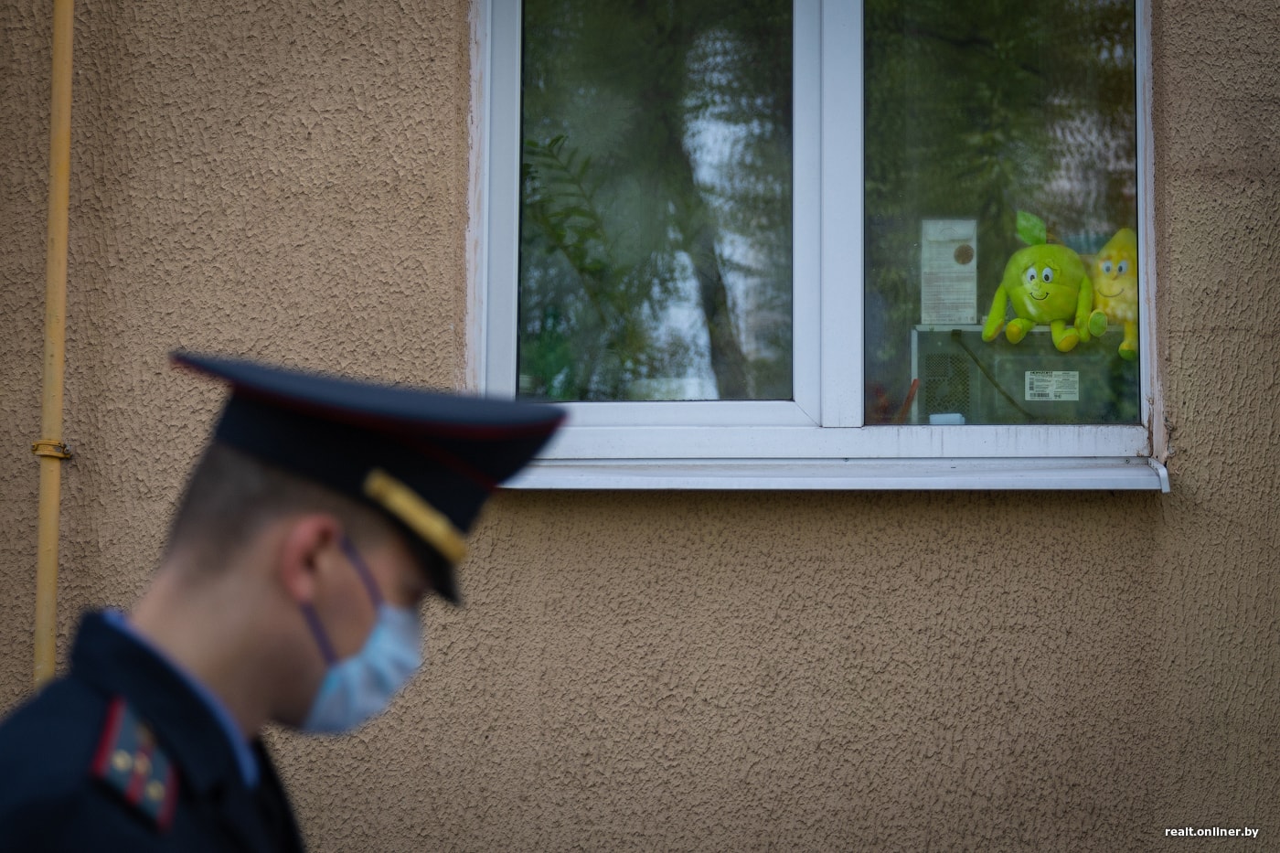 Милиция ходит с проверкой по квартирам минчан с COVID-19. Фоторепортаж