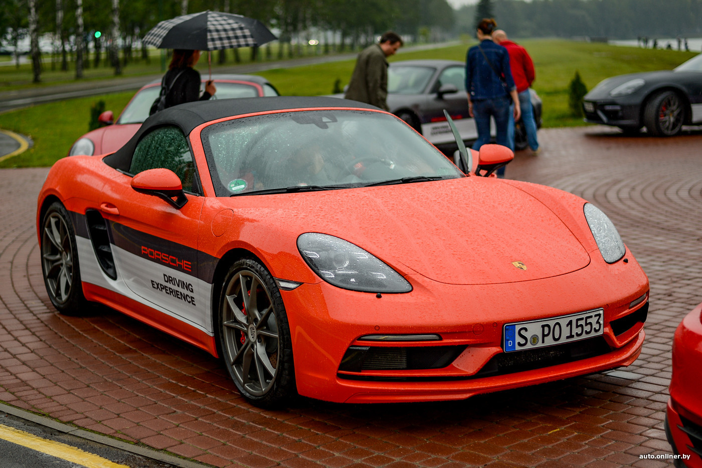 Немцы устроили пробег «заряженных» Porsche по белорусским деревням