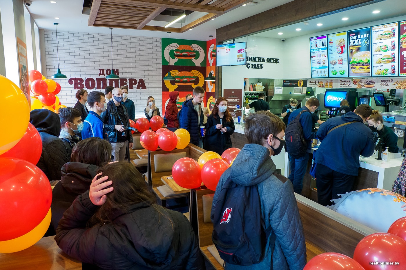 Новый Burger King на Зыбицкой весь день раздает бесплатные бургеры. Сошли  ли минчане с ума на этот раз?