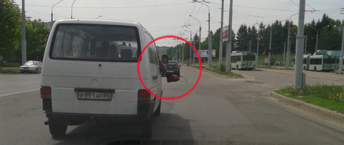 Удлиненный магазин рука торчит из тачки