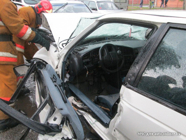 Барановичи: в результате лобового столкновения Opel и Volkswagen зажало водителя