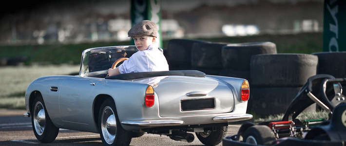 Машины старше 10 лет. Детская Aston Martin. Детские бензиновые машины DB Junior. DB Convertible Junior. Остин Джуниор машины.