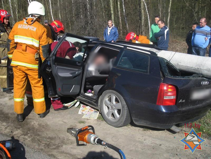 На трассе М1 Audi A4 снес столб, который рухнул на крышу автомобиля. Водитель мог уснуть
