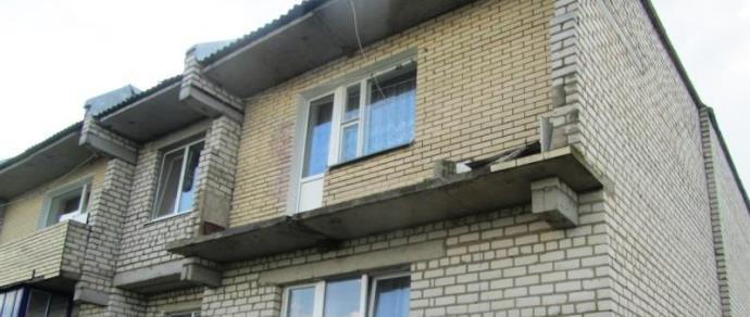 В волковысском районе кирпичное ограждение балкона сдуло вет.