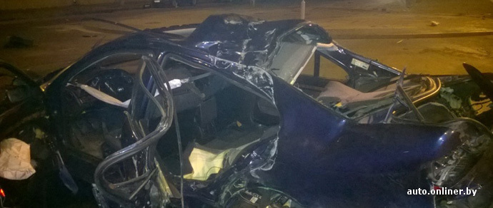 BMW ночью разбилось вдребезги о столб в центре Бреста. Водитель погиб. Очевидец: машину натурально порвало