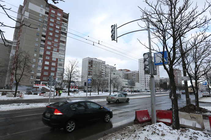 Дом мебели возле комаровского рынка