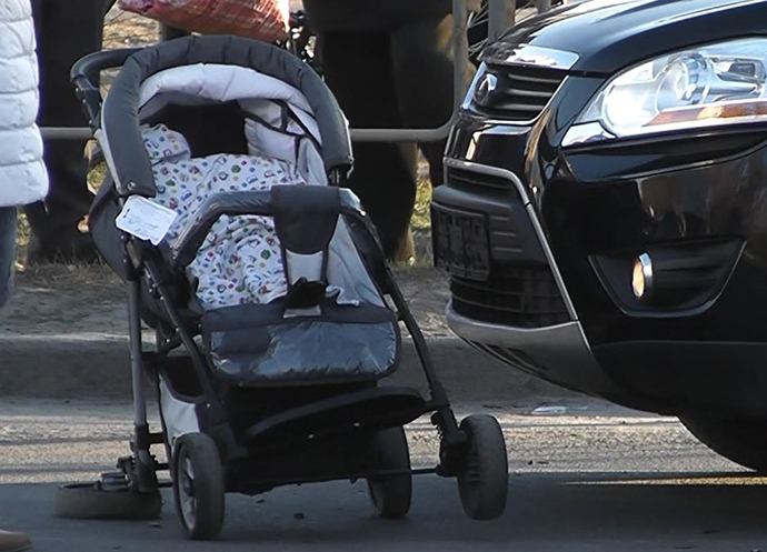 В Пинске водитель Ford Kuga на пешеходном переходе сбил мужчину с ребенком в коляске