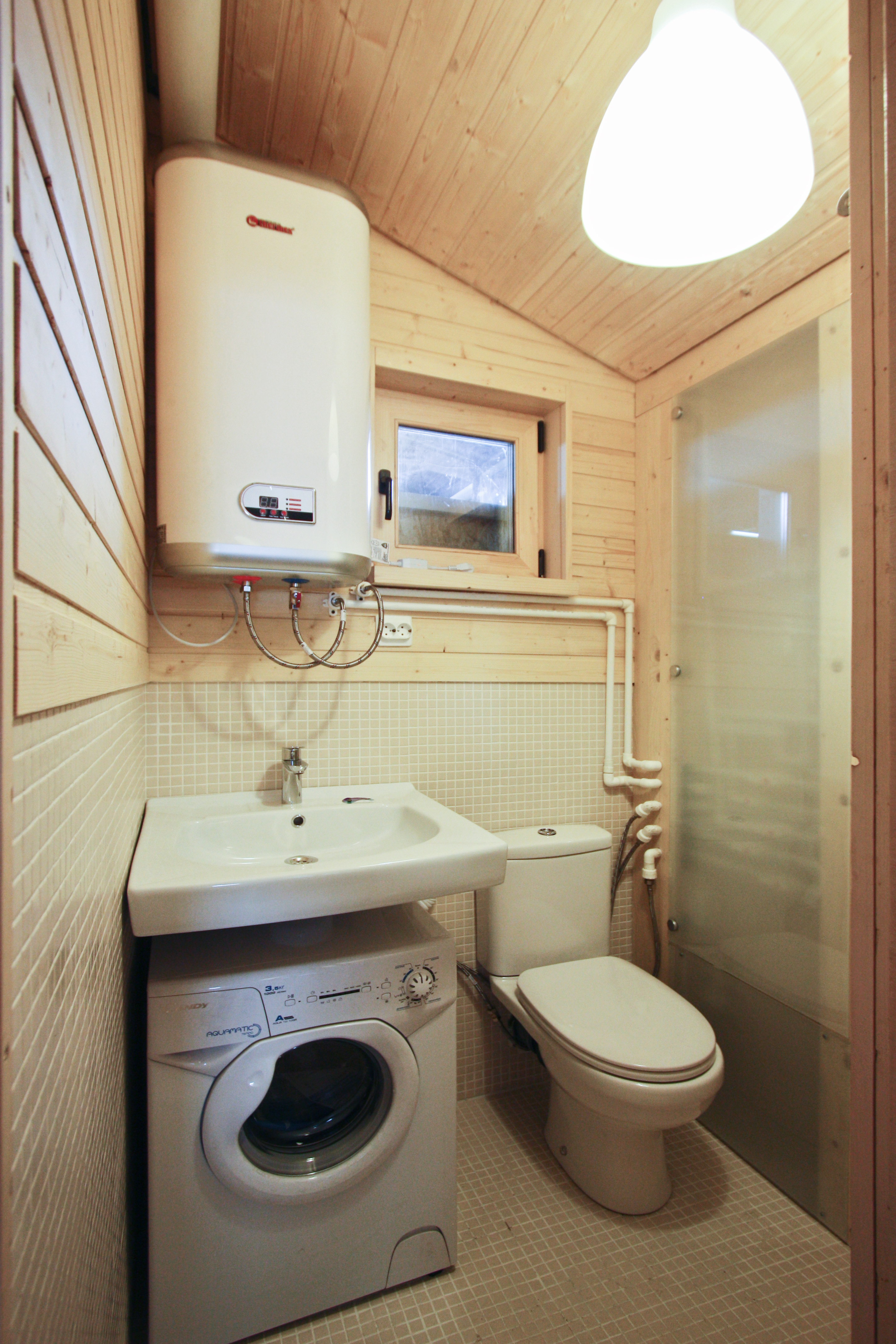 Пристройка санузел. Ванная комната на даче. Санузел в дачном домике. Небольшая ванная в доме на даче. Душевая и туалет в деревянном доме.