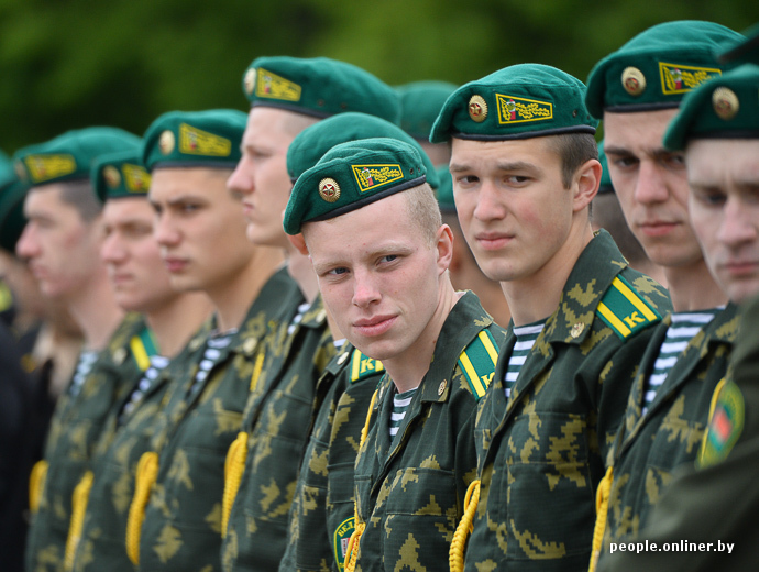 Форма пограничника. Погран войска РФ форма. Форма пограничника России. Парадная форма пограничных войск.