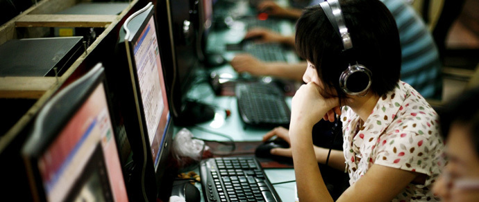 Китайская геймерша родила в компьютерном клубе и продолжила играть