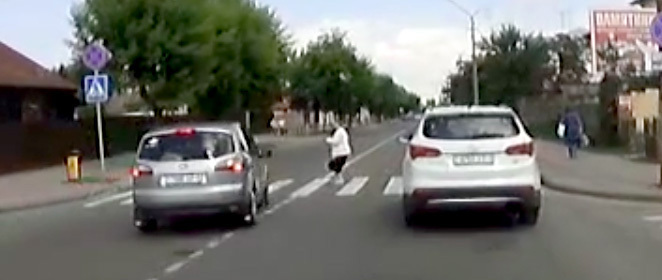 Барановичи: водитель Ford решил совершить обгон на переходе и чуть не сбил женщину
