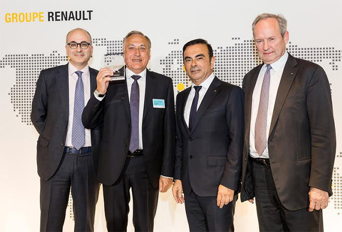 На фото: Руководитель подразделения Renault по развитию сети импортеров Макс Миссана, генеральный директор импортера Renault в Беларуси Болеслав Вороненок, президент Renault Карлос Гон, вице-президент Renault по продажам и маркетингу Джером Столл