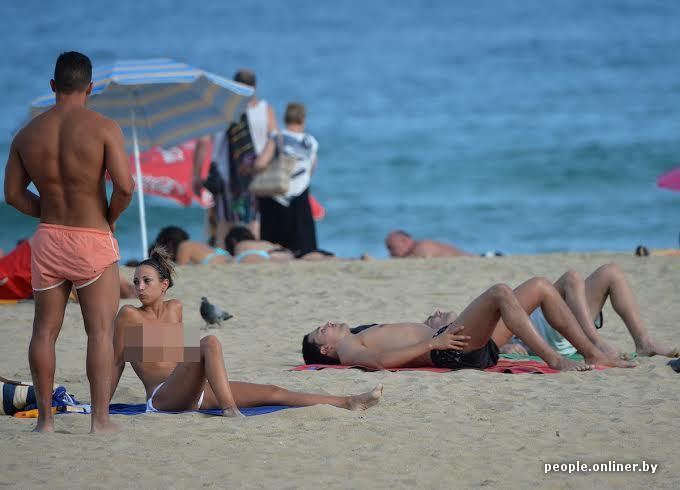 Настоящие голые нудисты загорают на нудистском пляже