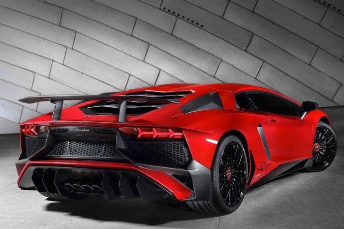 Купе Lamborghini Aventador LP750-4 SV разгоняется до сотни за 2,8 секунды. Примерно столько занимает у светофора переключение с красного на зеленый 