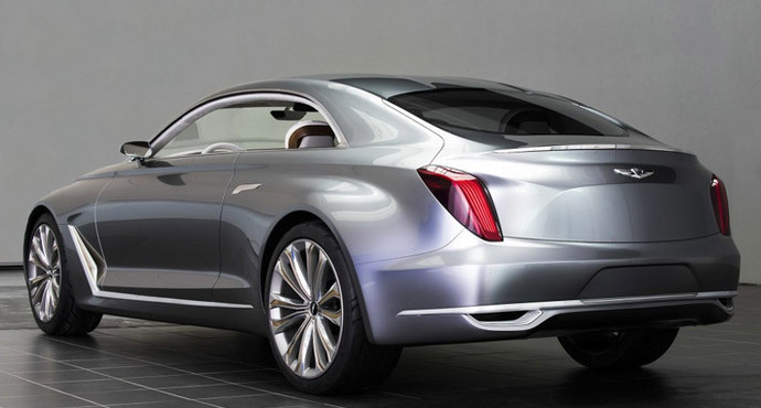 Сзади есть отдаленные сходства с продукцией Bentley. Вряд ли это можно назвать недостатком