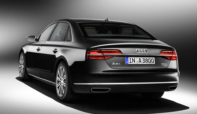 iz audi a8 sdelali bronirovannyj sedan